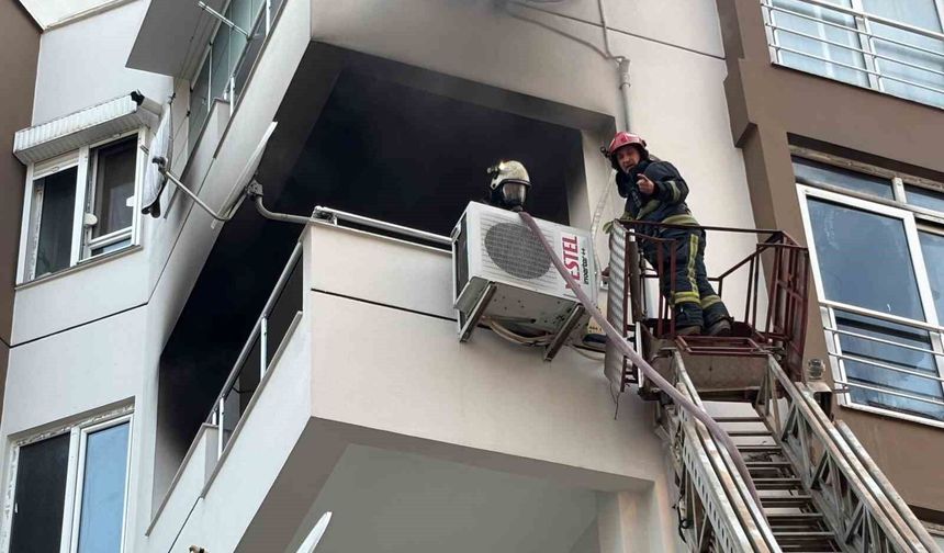 Apartman dairesi yangında kullanılamaz hale geldi