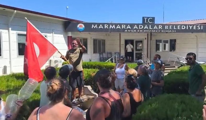 Avşa'da su protestosu: 'Konser değil, su istiyoruz'