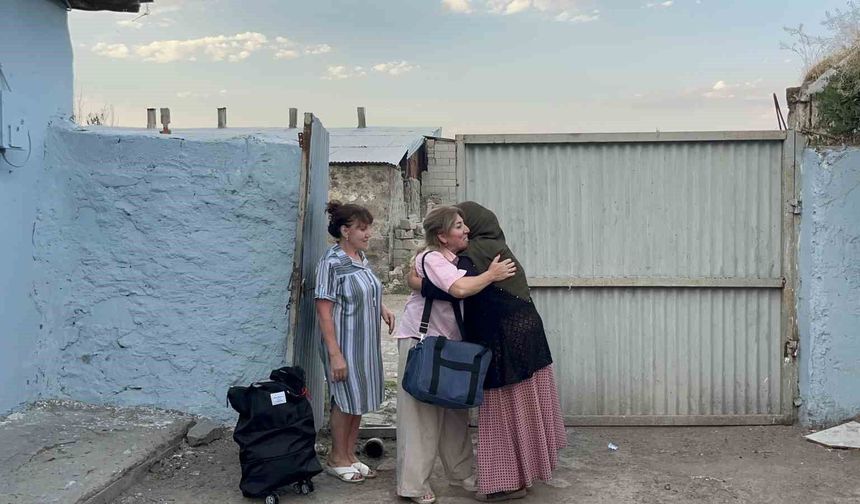 Bakü-Kars uçuşu 100 yıllık hasreti bitirdi: İki kardeşin torunları Kars'ta buluştu