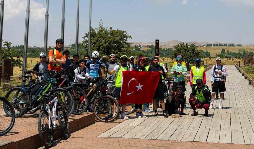 Bitlis'te 30 bisikletli 90 kilometre pedal çevirip Ahlat'ın tarihi mirasını ziyaret etti
