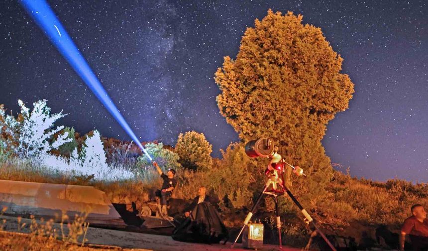 Bitlis'te Perseid meteor yağmuru gökyüzünü şenlendirdi