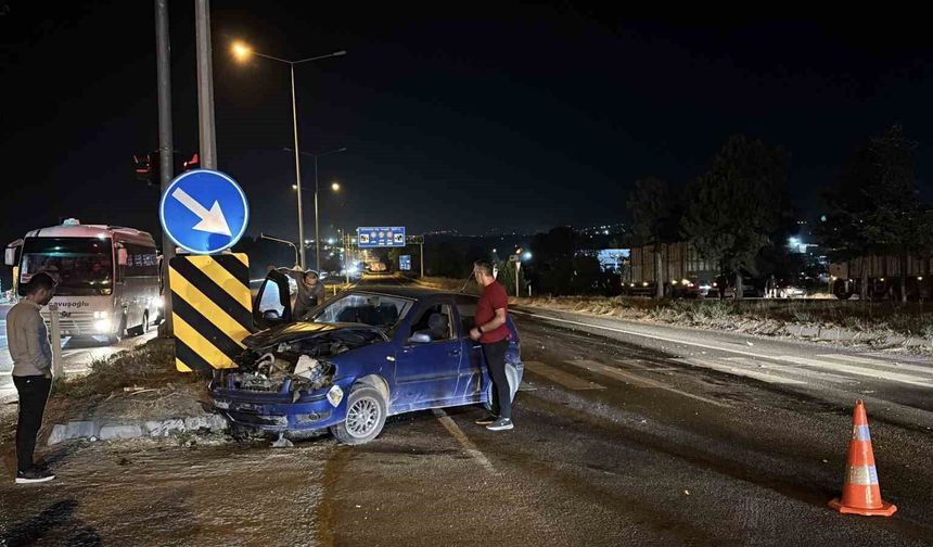 Bolu'da kırmızı ışıkta geçen otomobil kamyonla çarpıştı