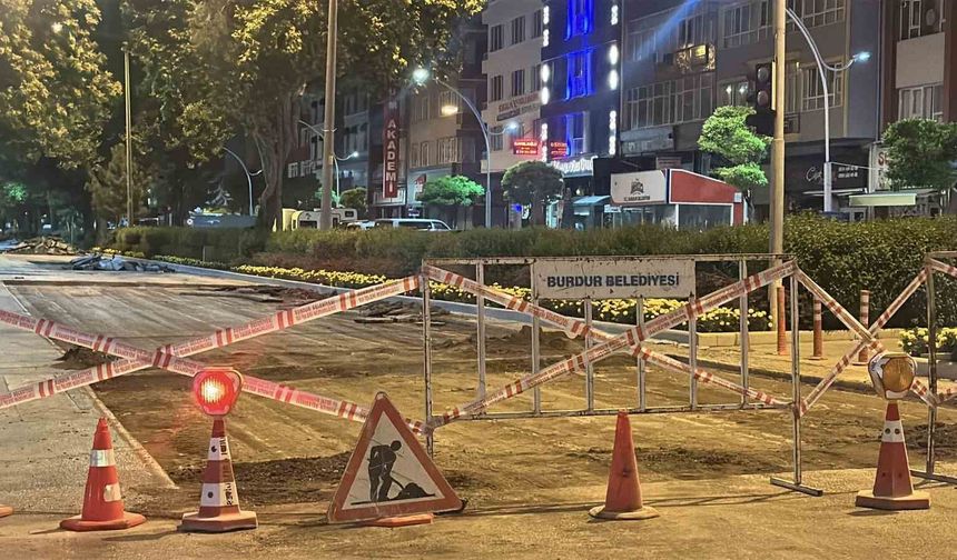 Burdur'da belediyenin gece yaptığı yol çalışması vatandaş talebiyle polis tarafından durduruldu