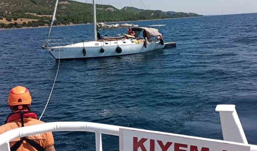 Çanakkale Boğazı'nda sürüklenen tekne kurtarıldı
