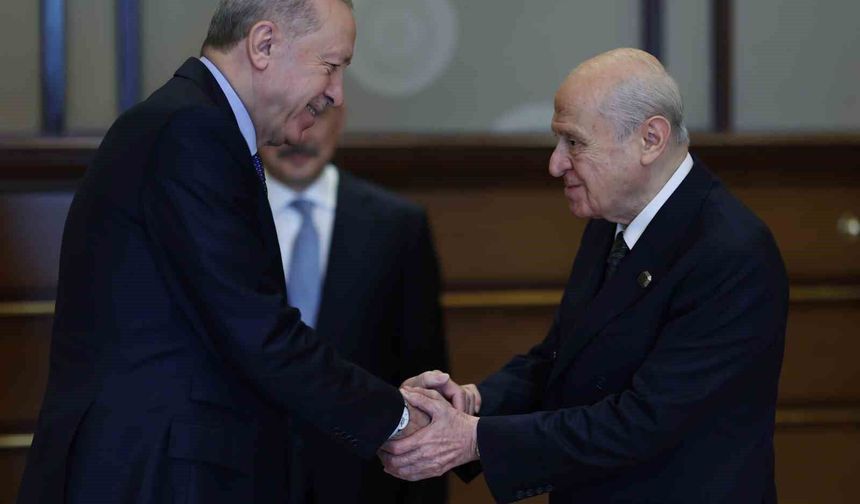 Cumhurbaşkanı Recep Tayyip Erdoğan ve MHP lideri Devlet Bahçeli'nin Cumhurbaşkanlığı Külliyesindeki görüşmesi başladı.