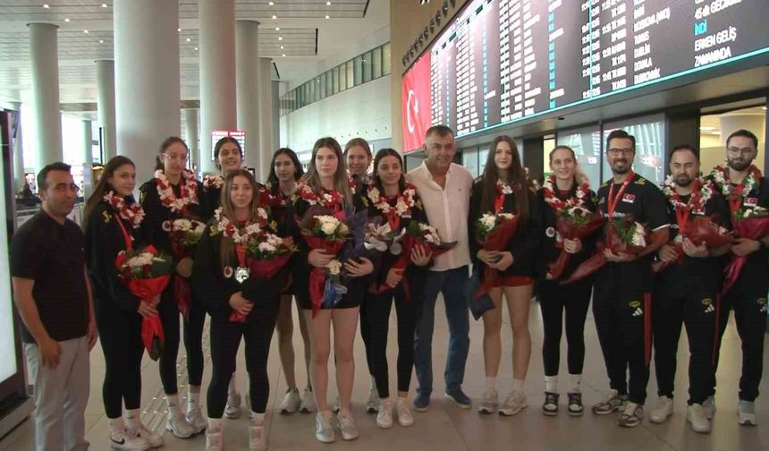 Dünya ikincisi Türkiye U17 Kız Voleybol Milli Takımı çiçeklerle karşılandı