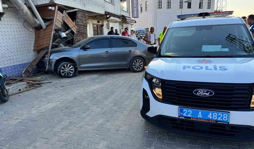 Edirne'de 'dur' ihtarına uymayan iki aracın kaçışı kazayla son buldu