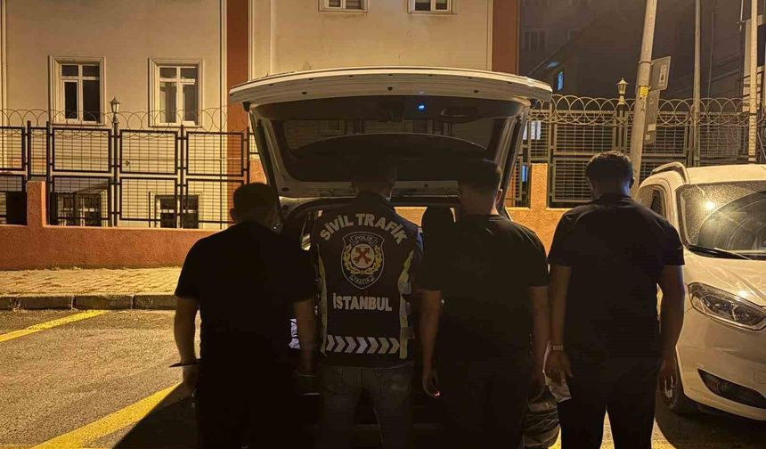 Esenyurt'ta trafikte başka bir sürücüye saldıran şahıs kamerada