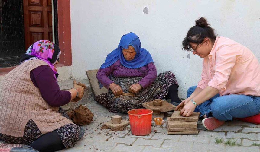 Gümüşhane'de 70 yaşındaki çömlek ustalarının emeği seramik sanatına ilham oldu