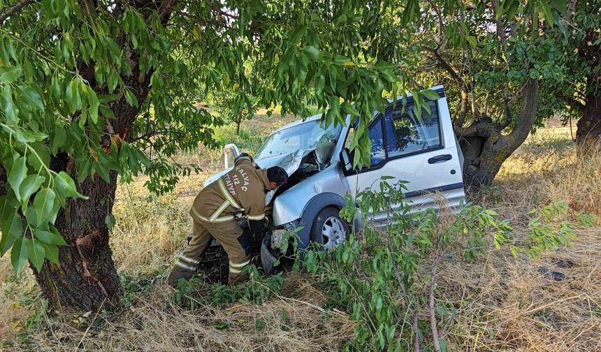 Hafif ticari araç tarım aracına çarptı: 1 ölü, 5 yaralı