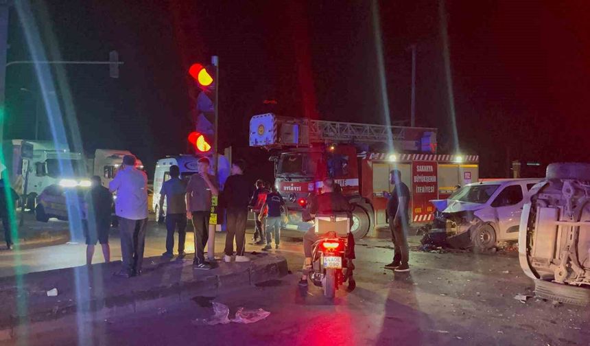 Hafif ticari araçla çarpışan SUV yan yattı: 1'i ağır, 1'i bebek, toplam 7 yaralı