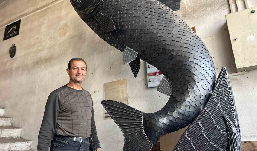 İranlı sanatçı atık metalden inci kefali tasarladı