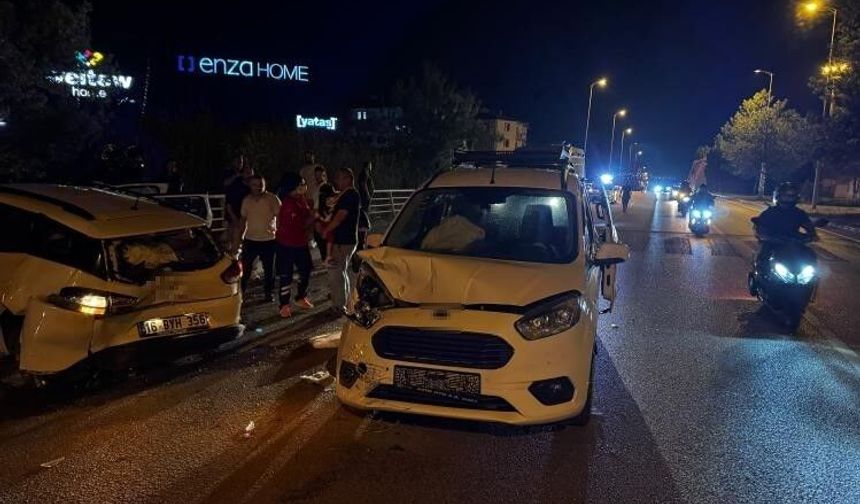 Karabük'te hafif ticari araç otomobile çarptı: 7 yaralı