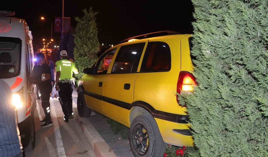 Karaman'da kontrolden çıkan ticari taksi refüje çıktı: 2 yaralı