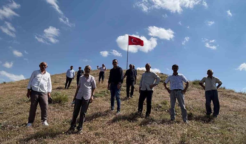 Kars'ta bayrak gururu: Türk bayrağı köyün zirvesinde dalgalanıyor