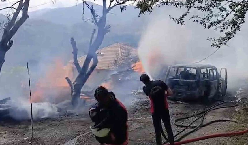 Komşusunu öldürüp evini ve aracını ateşe verdi