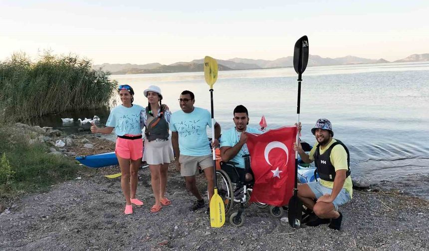 Köyceğiz Gölü'nde 30 Ağustos ve Dünya Barış Günü'nde 'İki Devlet Bir Can' mesajı