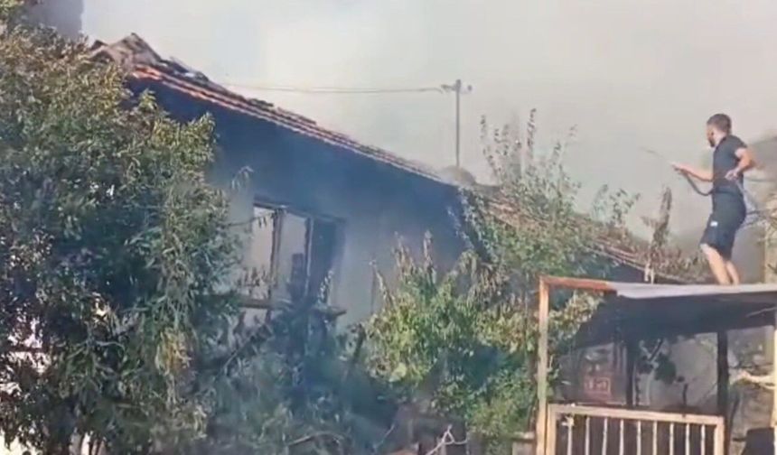 Kütahya'da ev yangını: Tek katlı ev küle döndü