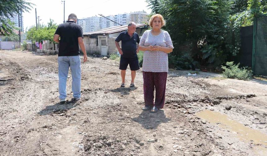Mahalleliden bozuk yol tepkisi: 'Kağnı geçmeye çalışsa geçemez'