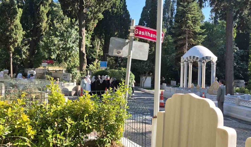 Mezarın açılacağını duyan cemaat mensupları Karacaahmet Mezarlığı'nda toplandı