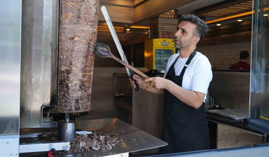 Muş'ta döner ustaları 60 dereceyi bulan sıcaklıkta mesai yapıyor