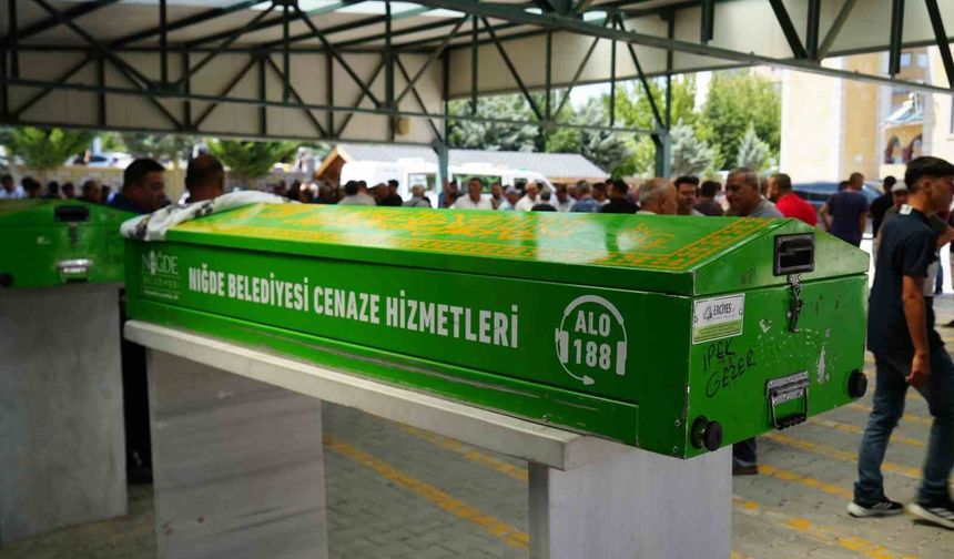 Niğde'de otomobilde ölü bulunan kadın son yolculuğuna uğurlandı