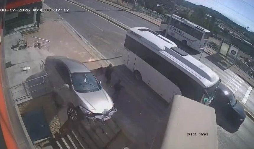 Otomobil merdiven boşluğuna uçtu: 2 kişi ezilmekten saniyelerle kurtuldu