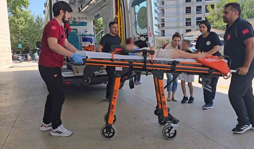 Otomobil motosikletle çarpıştı: 2'si çocuk 3 yaralı
