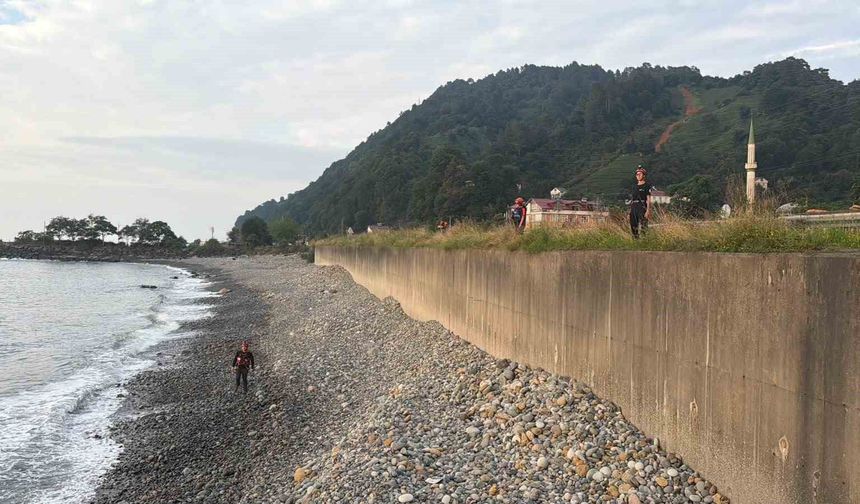 Rize'de kaybolan 10 yaşındaki Ali Kerem için Artvin sahilinde arama başlatıldı