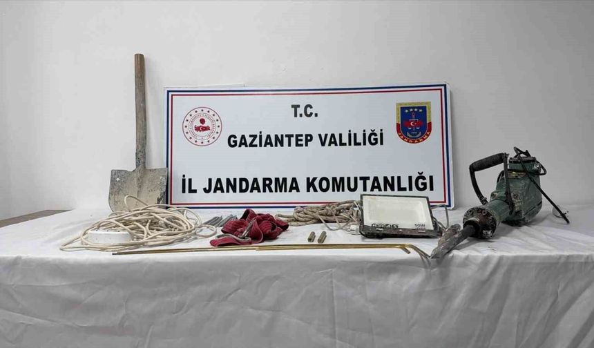 'Salak Milyoner' filmi gerçek oldu: Define bulmak için evin altında metrelerce kazı yaptılar