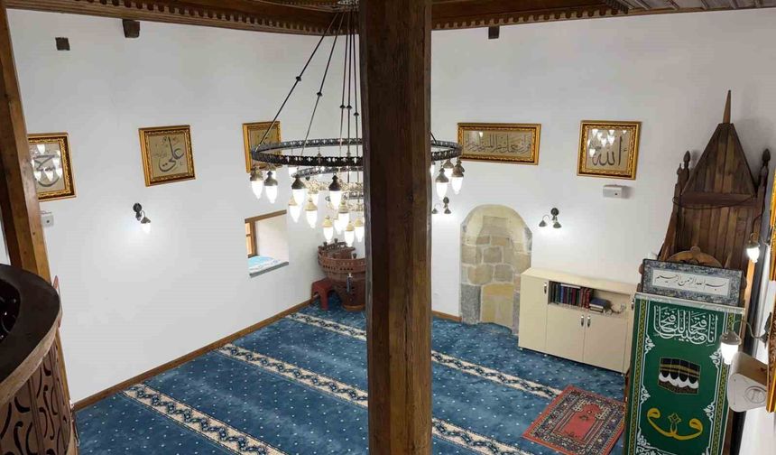 Şavşat'ta tarihi cami Osmanlı tarzı hatlarla bezendi
