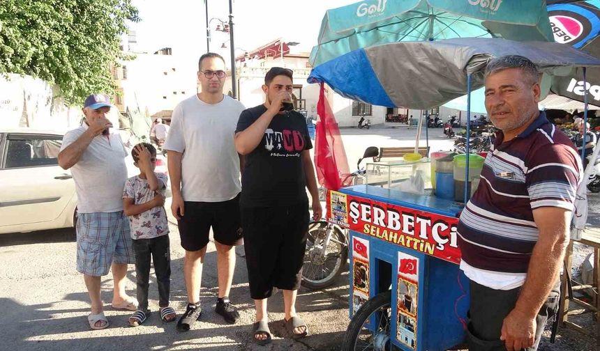 Sıcaklar soğuk şerbet satışlarını artırdı: Günde 400 bardak satıyor