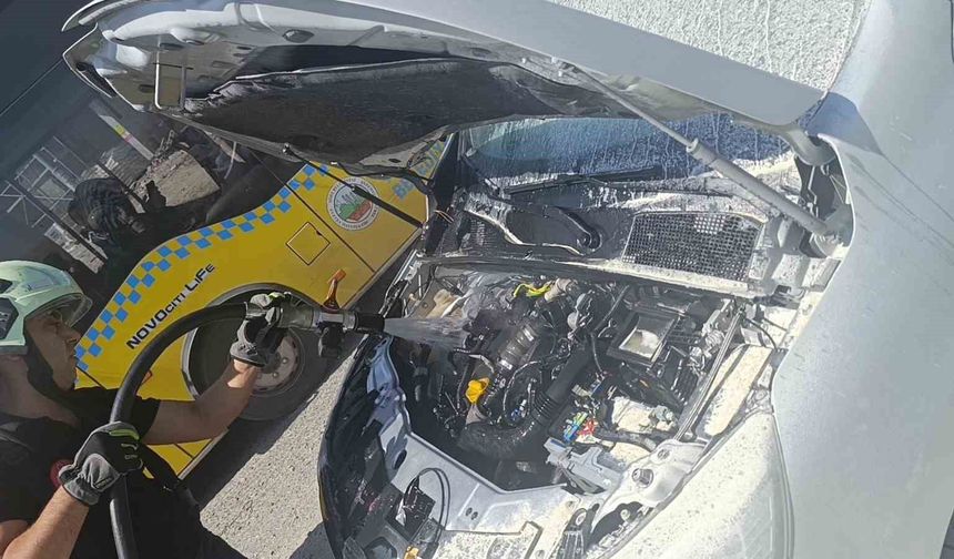 Siirt'te seyir halindeki hafif ticari aracın motoru alev aldı