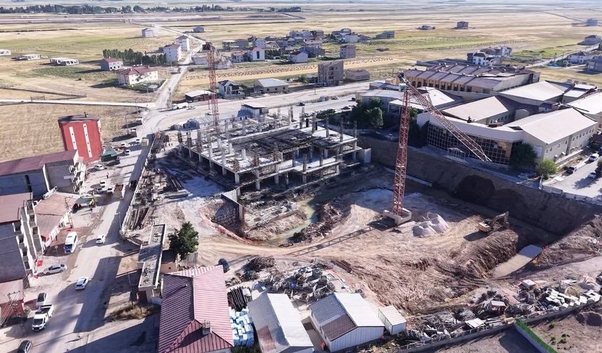 Yüksekova'da 100 yataklı hastane ek binası yükseliyor