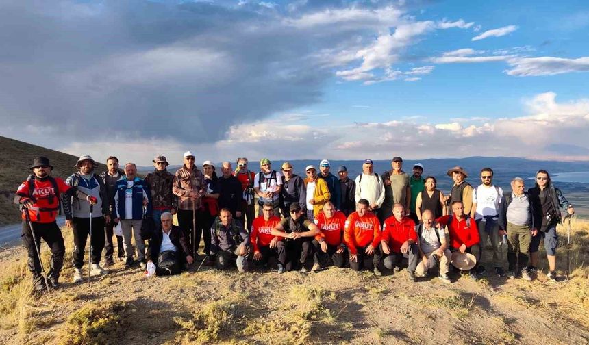 70 doğasever Nemrut Kalderası için 40 kilometre yürüdü