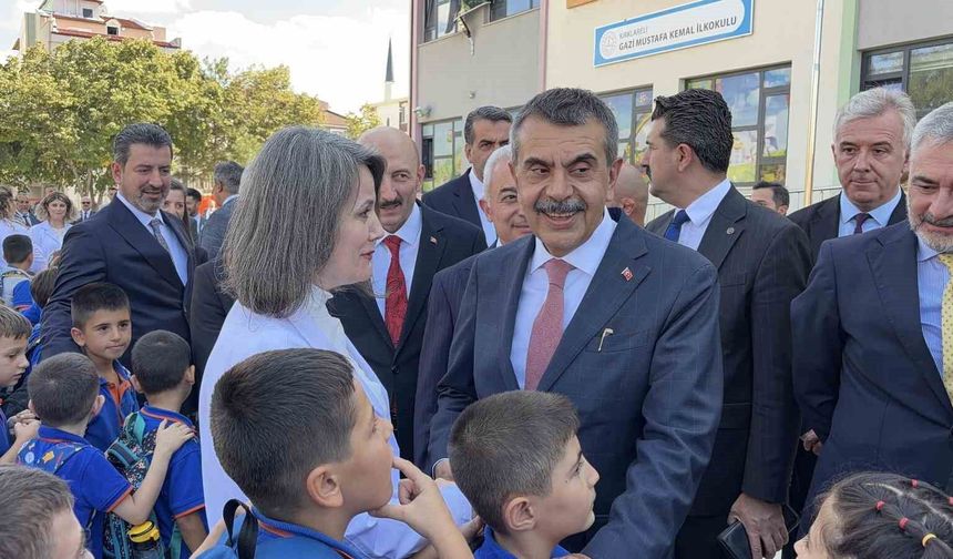 Bakan Tekin miniklerin bayrak törenine katıldı, öğretmenlerle bir araya geldi