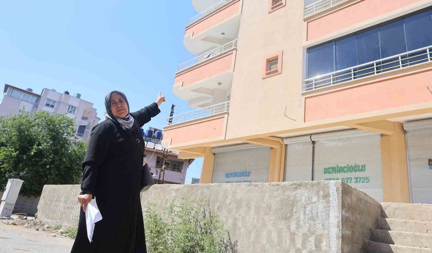 Biber temizleyerek zorluk içerisinde kazandığı parasıyla ev almak isteyen kadının hayali iki kez yarıda kaldı