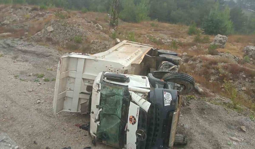 Bolu'da hafriyat kamyonu şarampole devrildi: 1 yaralı