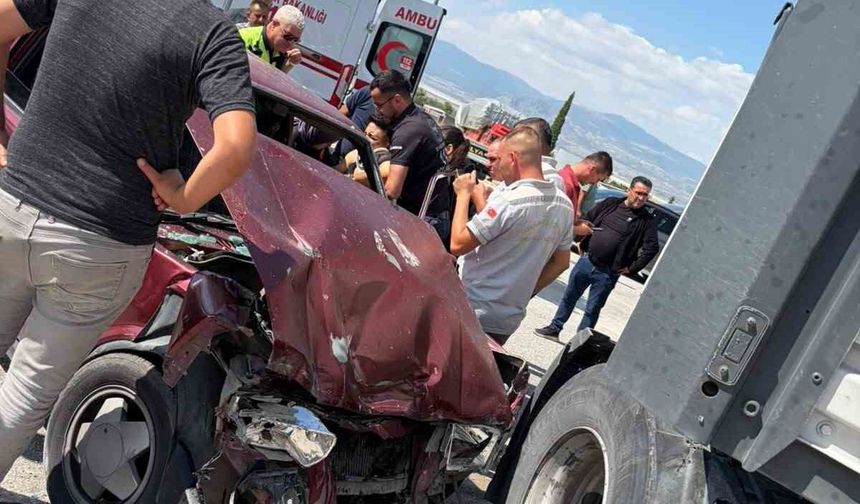 Burdur'da otomobil ile tır çarpıştı: 2 yaralı