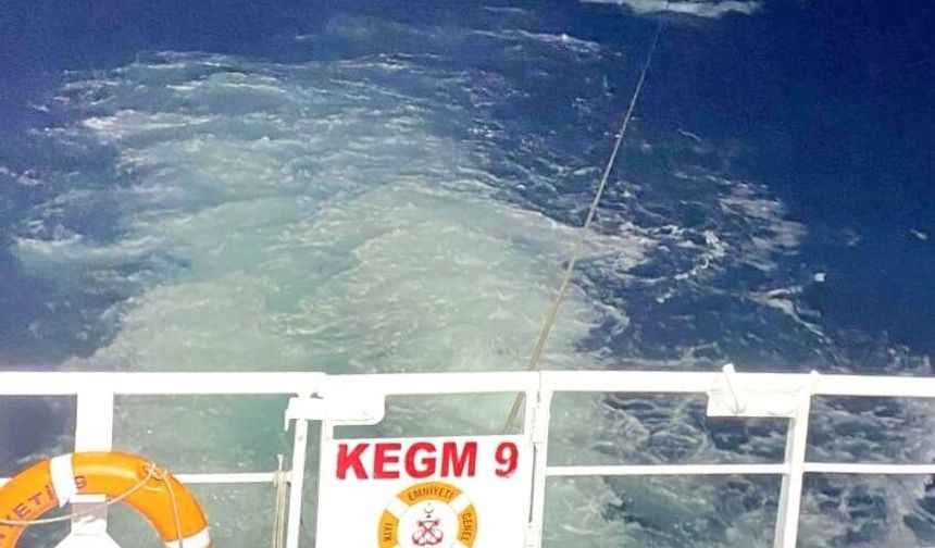 Çanakkale Boğazı'nda içinde 3 kişinin bulunduğu sürüklenen tekne kurtarıldı