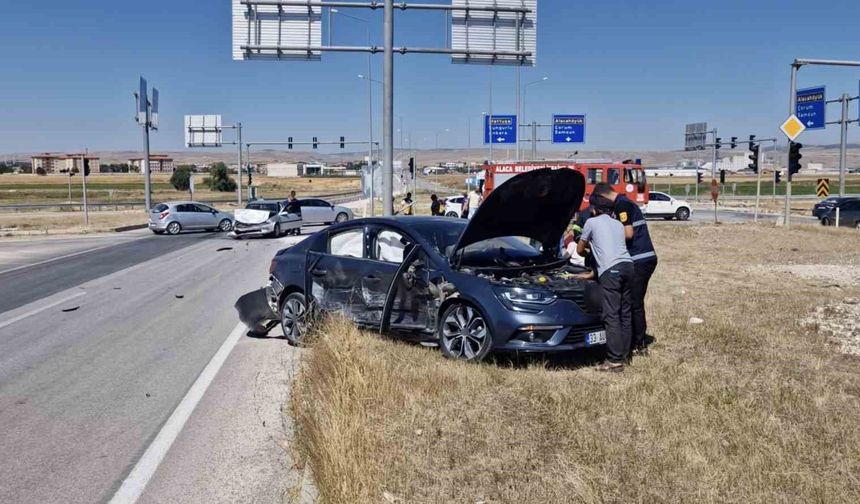 Çorum'da iki otomobil çarpıştı: 5 yaralı