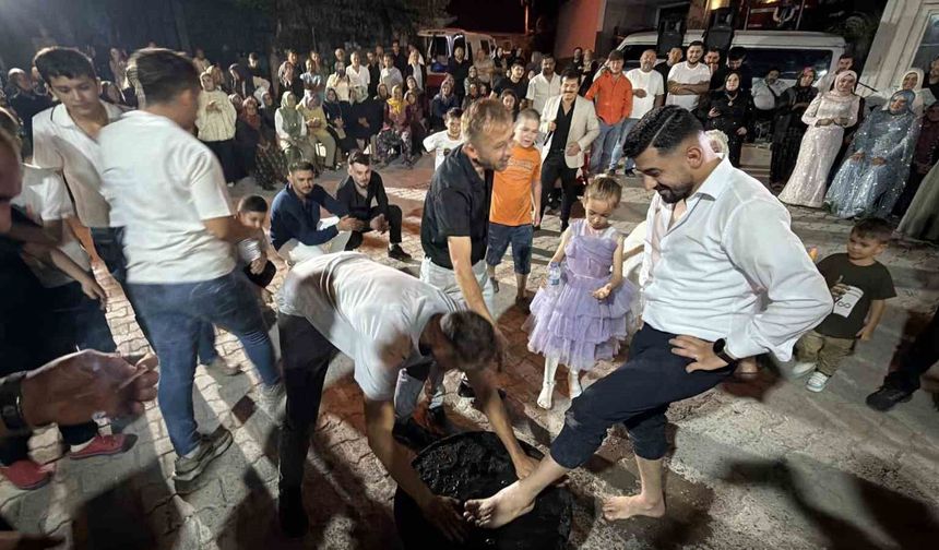 Damat ve sağdıcı kara kazan üzerinde oynattılar