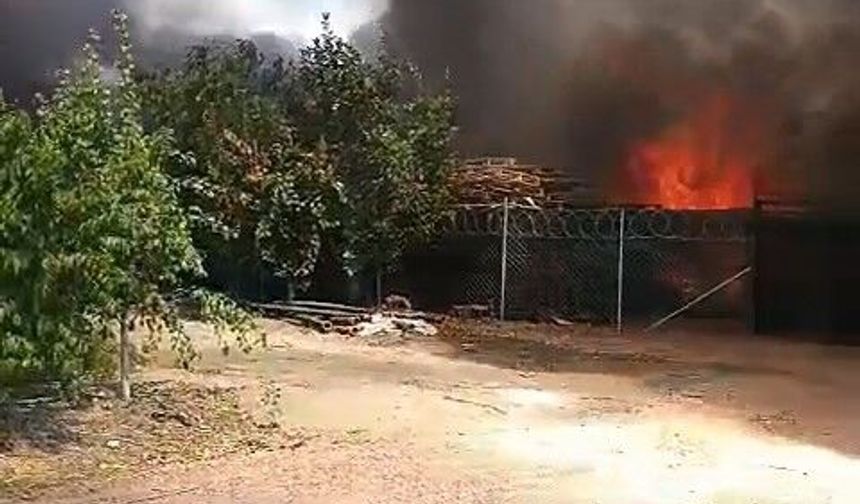 Depoda çıkan yangın ekiplerin hızlı müdahalesiyle söndürüldü