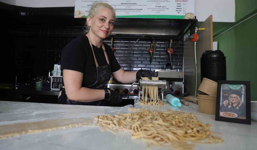 Depremin pes ettiremediği kadın, gastronomi şehrinde el açması makarnasıyla vatandaşların damak tadını değiştirdi