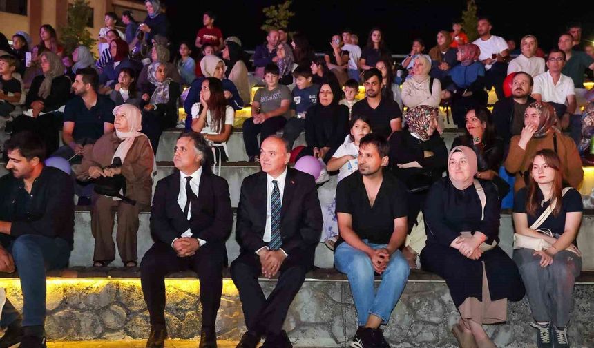 Dere kenarında açık hava sinema etkinliği