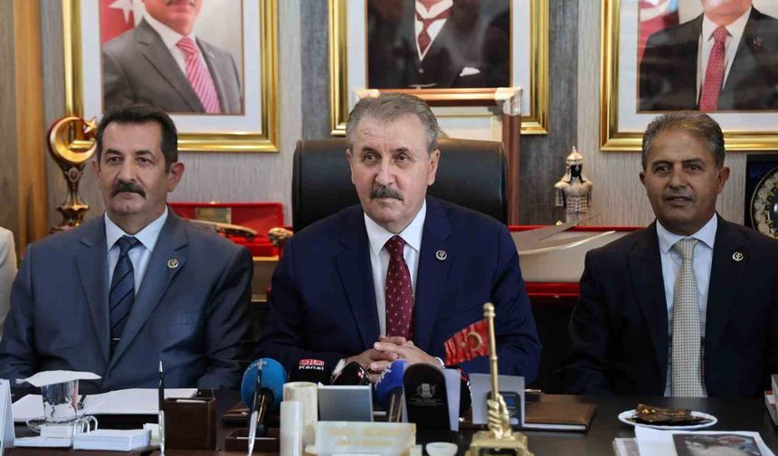 Destici: 'Türkiye prangalarını kırmış güçlü bir ülkedir'