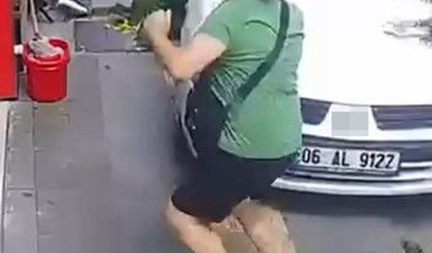 El freni çekilmeyen otomobil kaldırıma çıktı, yaya ezilmekten son anda kurtuldu