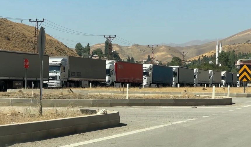 Esendere Gümrük Kapısı'nda 3 kilometrelik tır kuyruğu oluştu
