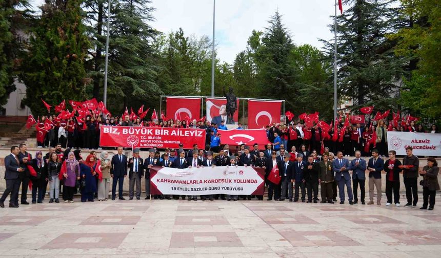 Gaziler ve gençler ellerindeki Türk bayraklarıyla omuz omuza yürüdü