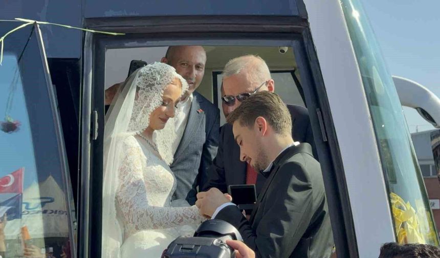 Gelin-damat düğün salonu yerine Tayyip Erdoğan'ı karşılamaya gittiler